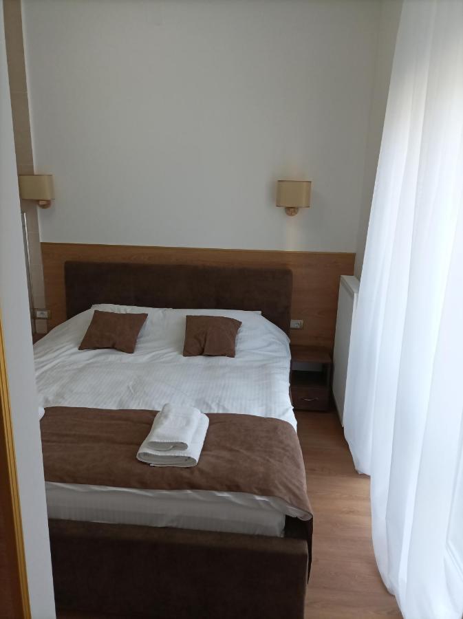 AAapartmani Indjija Indija Buitenkant foto
