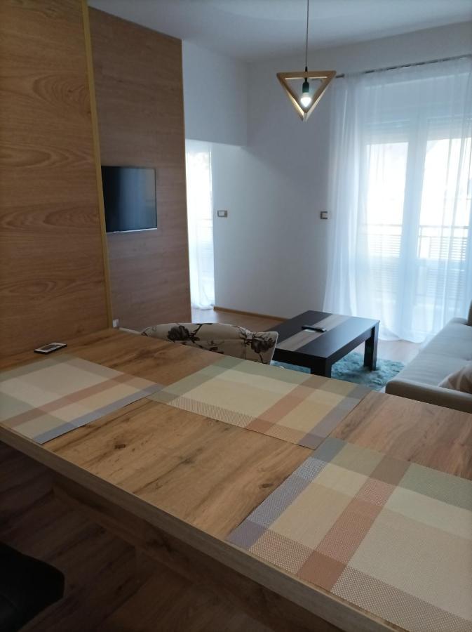 AAapartmani Indjija Indija Buitenkant foto