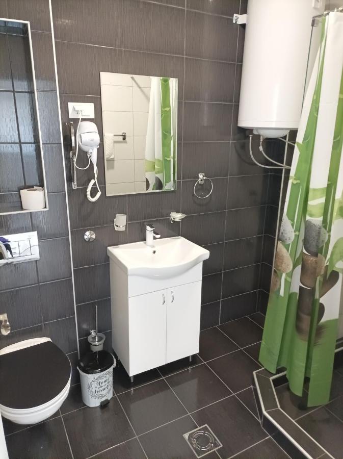 AAapartmani Indjija Indija Buitenkant foto