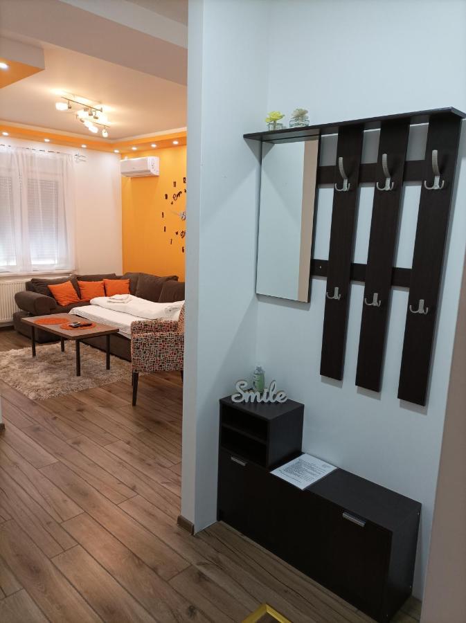AAapartmani Indjija Indija Buitenkant foto