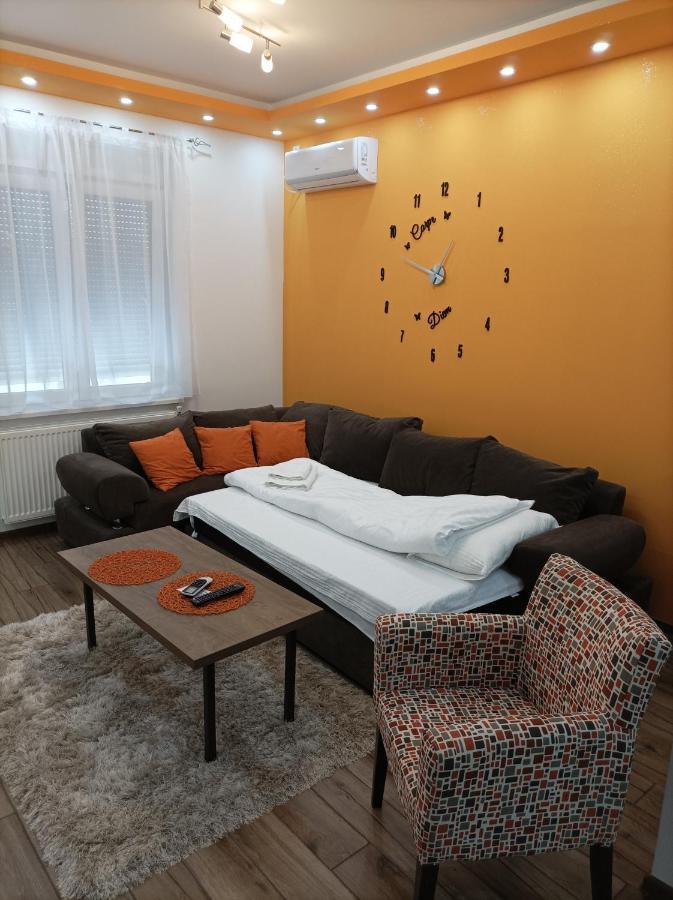 AAapartmani Indjija Indija Buitenkant foto